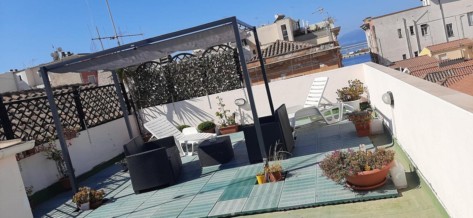 Rosa'S Apartment With Terrace Cagliari Dış mekan fotoğraf